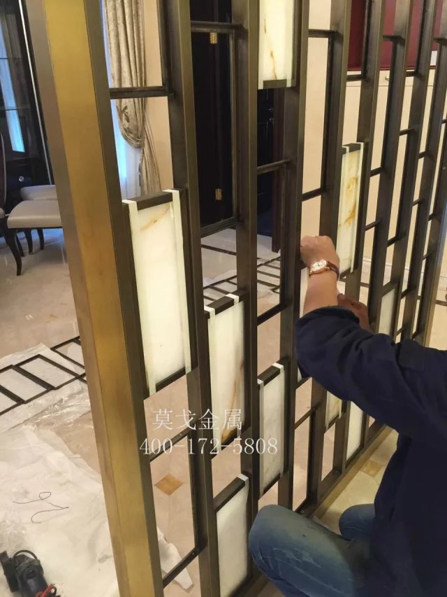 青古銅拉絲不銹鋼屏風(fēng) 青古銅拉絲不銹鋼屏風(fēng)